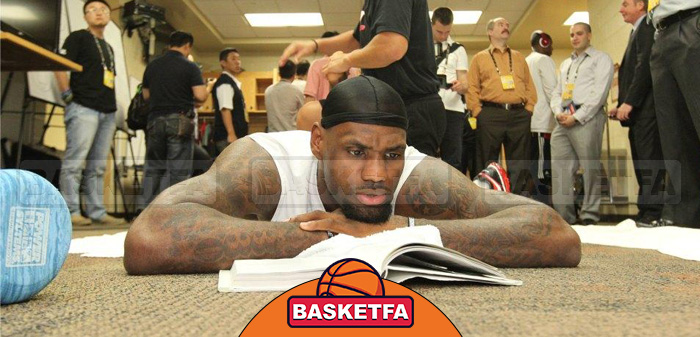 لبران جیمز در حال کتاب خواندن -مطالعه یکی از مهمترین متد‌های تکمیلی بسکتبال است